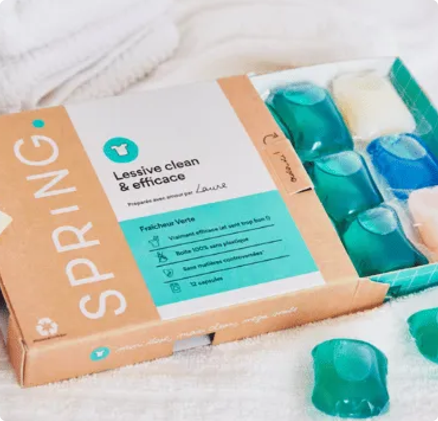 La box de lessive Spring ouverte avec ses capsules